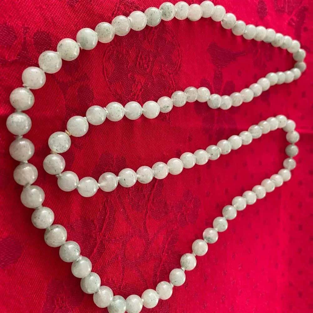 VINTAGE NATURAL LIGHT GREEN JADE BEAD NECKLACE - Picture 2 of 3